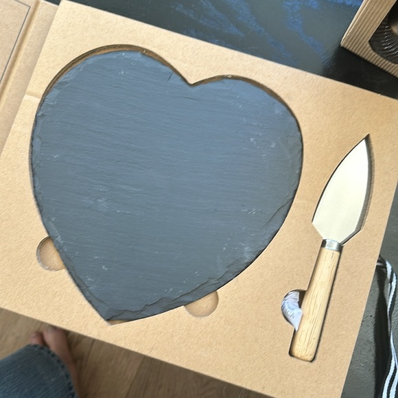 Santa Barbara Design Studio Slate Board Serving Set. Item #F2B40 Heart ShapedNIB - Picture 3 of 7